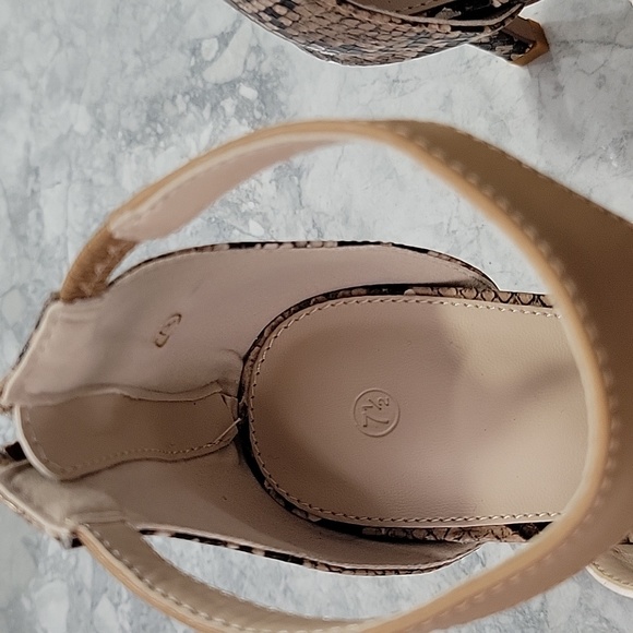 Women Stiletto Pumps with T-Strap and Pointed Toe - Picture 4 of 6